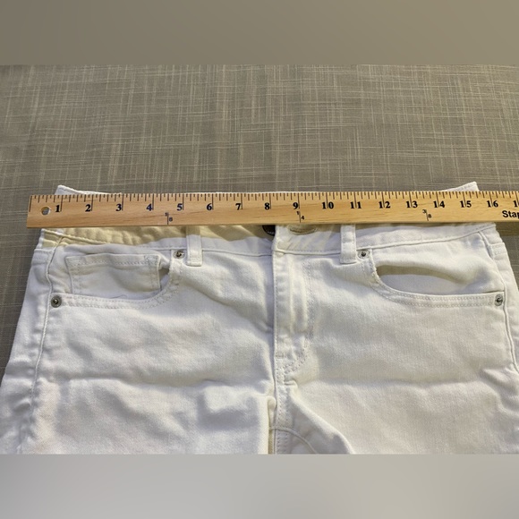 American Eagle Women’s Shorts in white. Women’s size 8 - Picture 7 of 16
